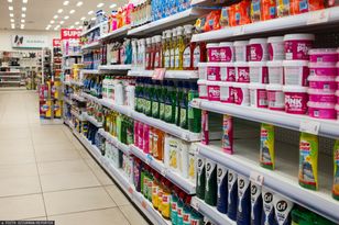 Półki uginają się od jego produktów. Gigant obawia się potężnych strat