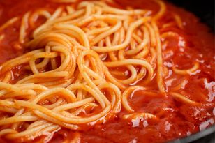 Podsmażam na patelni i miksuję na gładko. Sos do makaronu smakuje jak z dojrzałych pomidorów