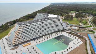 Brytyjczycy patrzą na Pobierowo. Tak piszą o hotelu gigancie