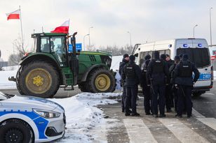 Rolnicy ominęli policyjną blokadę. Musieli zawrócić