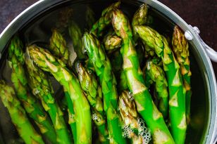 Dodaj do gotowania szparagów. Cała gorycz zniknie i zachowają piękny kolor