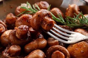 Nie rób tego podczas smażenia pieczarek. Inaczej wyjdą wodniste i sflaczałe, a nie chrupiące