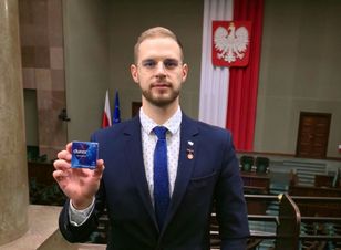 Kupił prezerwatywy na dane Kancelarii Premiera. Ministerstwo Finansów: to nie luka w KSeF