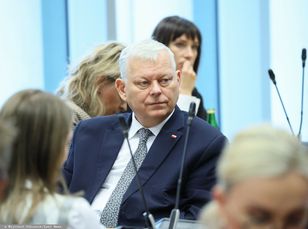 Poseł Suski obraża komisję kultury. "Wirus chamstwa" w odpowiedzi.