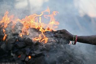 Horror w Indiach. Kobieta i niemowlę spaleni żywcem