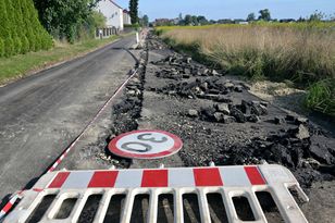 Rolnik zaorał asfalt. Sąd zdecydował o ciągniku
