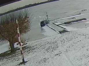 Wjechał na lód, zniszczył pomost. Są zarzuty