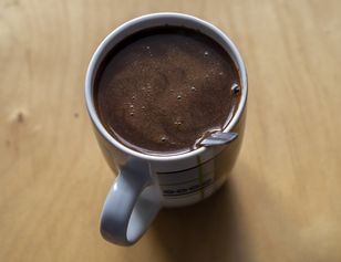 Kawa przyspiesza wyprawę do toalety — lekarze wyjaśniają dlaczego i jak to ograniczyć