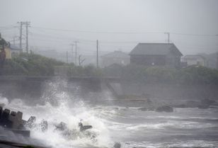Burza tropikalna Jangmi. W Japonii tysiące bez prądu i transportu