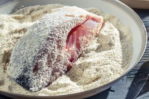 Ryby na Wigilię nie panieruj w tej mące. Panierka nigdy nie będzie chrupiąca, a naciągnie tłuszczu