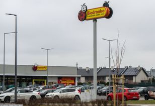 Nowy system na parkingach Biedronki. Oto na czym polega