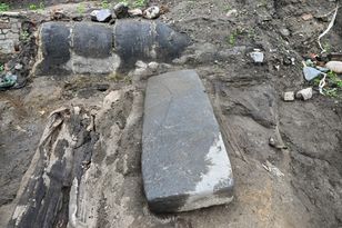 W centrum Gdańska odkryto granitową płytę nagrobną z XIII wieku ważącą 700 kg