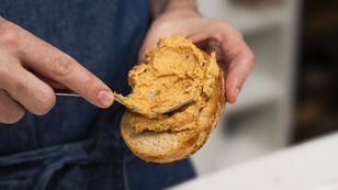 Pasta kanapkowa z mięsem rosołowym, serkiem śmietankowym i suszonymi pomidorami