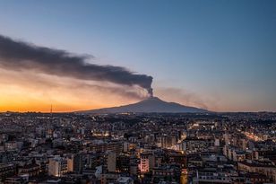 Etna znów aktywna. Paraliżuje ruch lotniczy w Katanii