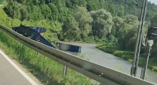 Pociąg wpadł do rzeki. Są nowe wieści ws. maszynisty
