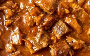 Wystarczy łyżka do gulaszu lub sosu. Mięso mięknie w mig, a zachowuje soczystość