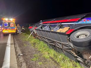 Groźny wypadek na A4. Autokar wpadł do rowu. Są ranni