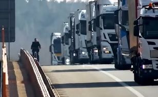 Jechał rowerem po autostradzie, interweniowała policja. Jest nagranie