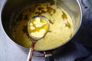 Większość nie rozróżnia tych produktów. Wyjaśnijmy, czy ghee i masło klarowane to naprawdę to samo?