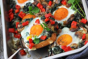 Jajka sadzę na grzankach i wstawiam do piekarnika. Do śniadania wystarczy zrobić już tylko kawę