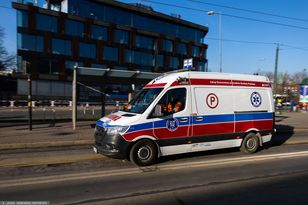 Karetka zderzyła się z autem w Poznaniu — dwóch kierowców w szpitalu