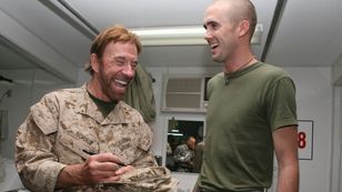 Chucka Norrisa żegna piechota USA. Marines ze specjalnym wpisem