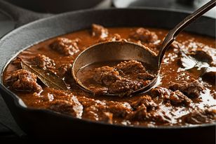 To najlepsze mięso do gulaszu. A my rzadko je dodajemy, bo boimy się, iż będzie twarde, a sposób jest prosty