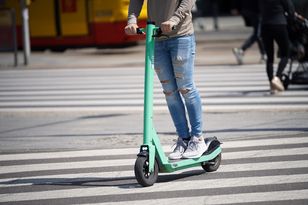 Ministerstwo szykuje wyższe mandaty dla rowerzystów i użytkowników hulajnóg