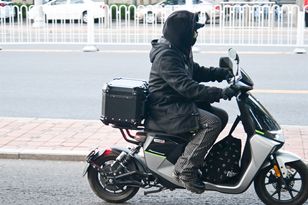 Staranował policjanta motorowerem. 17-latek chciał uniknąć kontroli