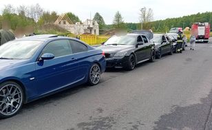 Nietypowy wypadek pod Toruniem. Cztery BMW zderzyły się na drodze