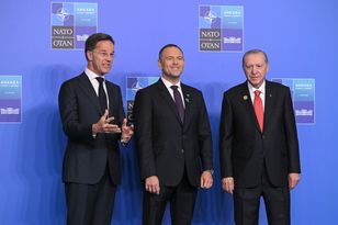 Erdogan podarował przywódcom NATO rewolwery – Nawrocki dostał imitację bez nabojów