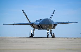 Historyczna próba. Bezzałogowy myśliwiec trafił F-16