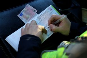 Hulajnogą wjechał w samochód. Policja ukarała… kierowcę auta