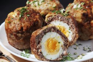 Ewa Wachowicz oblepia jajka mięsem i wrzuca na patelnię. Sto razy lepsze niż kotlety mielone
