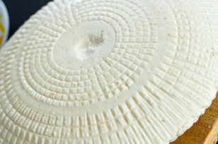 Wszyscy zachwycają się mozzarellą. Polacy robią o niebo lepszy i zdrowszy ser, a wielu go nie zna