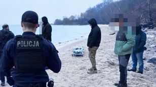 Dramatyczne odkrycie w Zatoce Puckiej. Spacerowicz dostrzegł dryfujące ciało