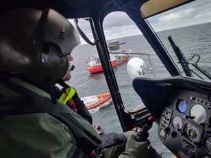 Pilna ewakuacja ze statku. Śmigłowiec wojska ruszył na pomoc