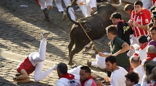 Trzy osoby ranne rogami byków podczas ostatniego biegu na Sanfermines w Pampelunie