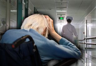 Seniorzy porzucani na SOR: "Państwo zostawia opiekunów samych sobie"