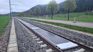 Szwajcaria testuje panele fotowoltaiczne wmontowane w tory kolejowe