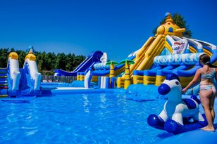 Czerwona flaga na plaży? W tym miejscu to nie problem. Poznaj domki z prywatnym parkiem wodnym Aqualand