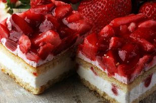 Ciasto z truskawkami i galaretką na biszkopcie. Idealne do popołudniowej kawy