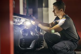 Zmatowiałe reflektory można odnowić. Zrób to, zanim kupisz nowe