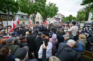 Chaos na konferencji Nawrockiego. Ludzie zagłuszali dziennikarzy