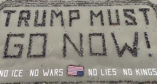 Stworzyli wielki ludzki napis przeciw Trumpowi nad oceanem