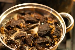 Dodaj do wody do moczenia grzybów. Będą pełne smaku, a cała gorycz zniknie