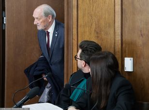 Macierewicz zakłócił rozprawę. Próbował wejść na salę bez przepustki