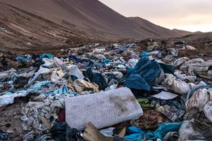 Na Atakamie zalega 60 tys. ton ubrań — widać je nawet z kosmosu