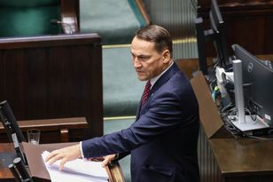 Sikorski po expose odpowiedział na pytania. "Nieźle nam się powodzi"