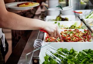 Jak nie przytyć na wakacjach all inclusive? Dietetyczka radzi
